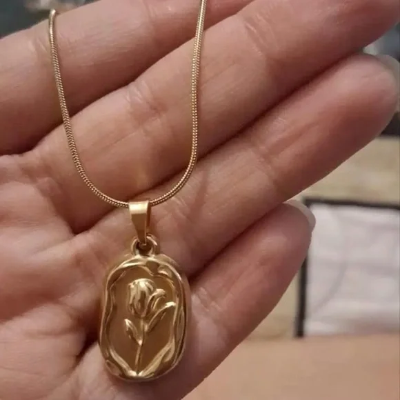 Tulip flower 18k gold plated pendant necklace. New. - Picture 10 of 13